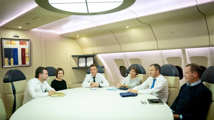 Poza zilei! Maia Sandu alături de Emanuel Macron, în zbor spre Paris