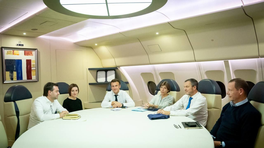 Poza zilei! Maia Sandu alături de Emanuel Macron, în zbor spre Paris