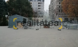 (FOTO) În Chișinău a început amenajarea primului târg de Crăciun – „Sătucul de iarnă”