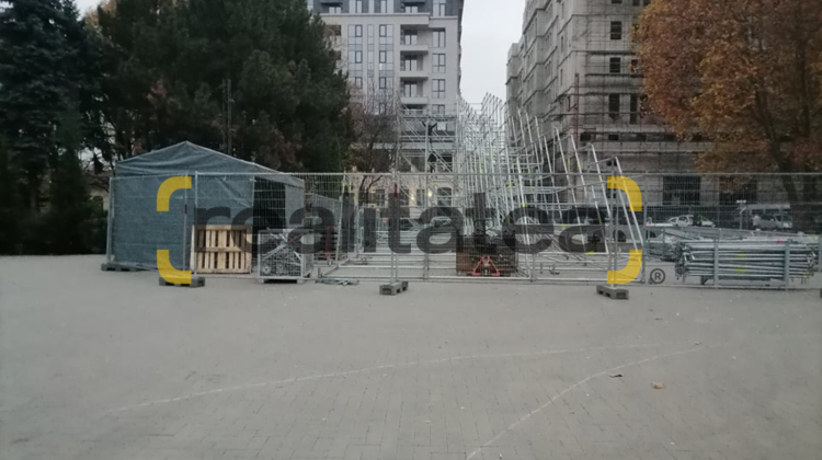 (FOTO) În Chișinău a început amenajarea primului târg de Crăciun – „Sătucul de iarnă”