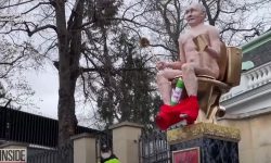 O statuie care îl înfățișează pe Putin gol, așezat pe o toaletă aurie, a fost scoasă la licitație