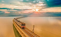 (VIDEO) Cum arată „trenul plutitor” din Thailanda