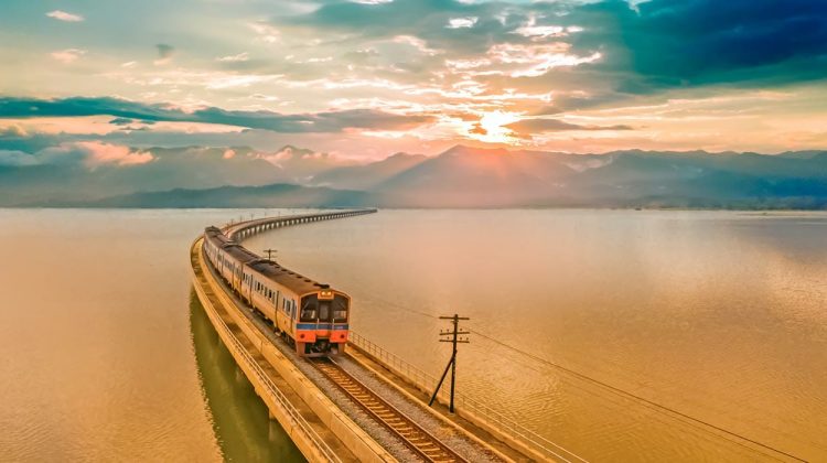 (VIDEO) Cum arată „trenul plutitor” din Thailanda