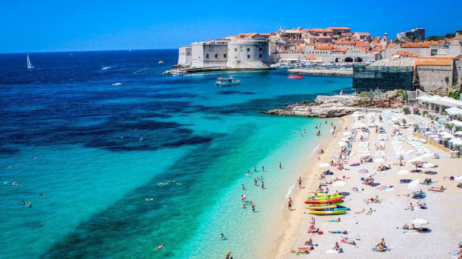 Croaţia, portul la mare al Austriei şi sat de vacanţă pentru nemți şi austrieci. Își fac drumuri până la litoral