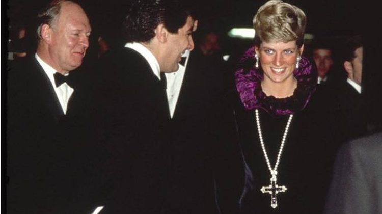 Bijuteria-cruce purtată de Lady Dianei, scoasă la licitaţie pentru 120.000 de lire sterline