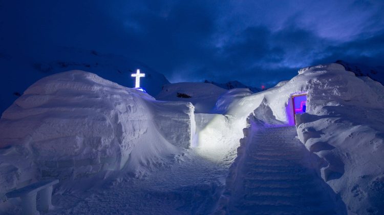 FOTO Știre de ultimă oră pentru moldoveni iubitori de turism montan! Se deschide Hotelul de Gheață de la Bâlea Lac