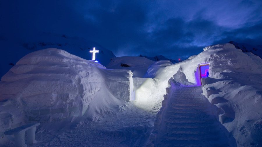 FOTO Știre de ultimă oră pentru moldoveni iubitori de turism montan! Se deschide Hotelul de Gheață de la Bâlea Lac