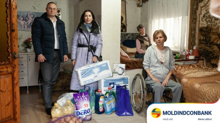 Moldindconbank a oferit daruri în prag de Revelion pentru două surori imobilizate la pat