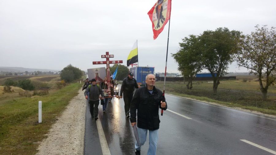 „Război sfânt și rugăciuni pentru țar”. Steagul Novorusiei a fost plimbat pe străzile din Găgăuzia