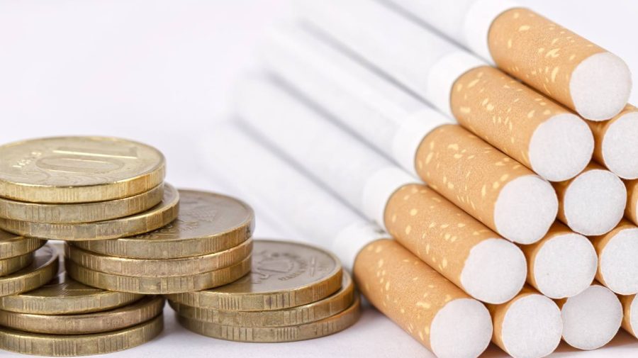 Operatorii pieței produselor de tutun: Comerțul ilegal s-a dublat, iar majorarea accizei va afecta piața legală