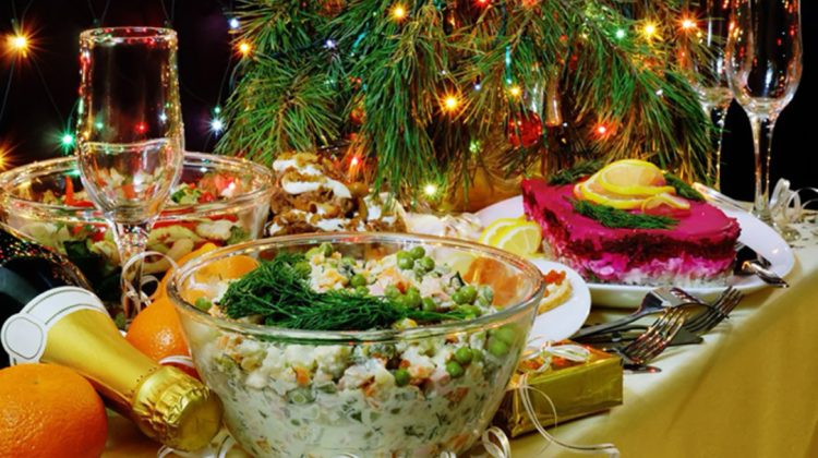 Vin sărbătorile de iarnă! Cât trebuie să scoți din buzunar pentru produsele asociate cu Anul Nou și Crăciunul