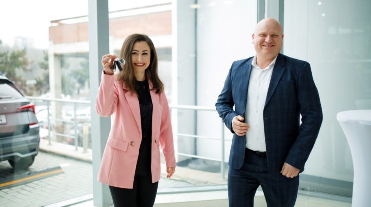 Moldindconbank răsplătește încrederea – a oferit un automobil nou după deschiderea unui depozit