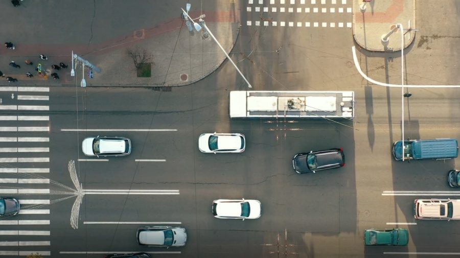 „E mult mai ușor să circuli cu troleibuzul”. Ce spun locuitorii Capitalei despre benzile destinate transportului public