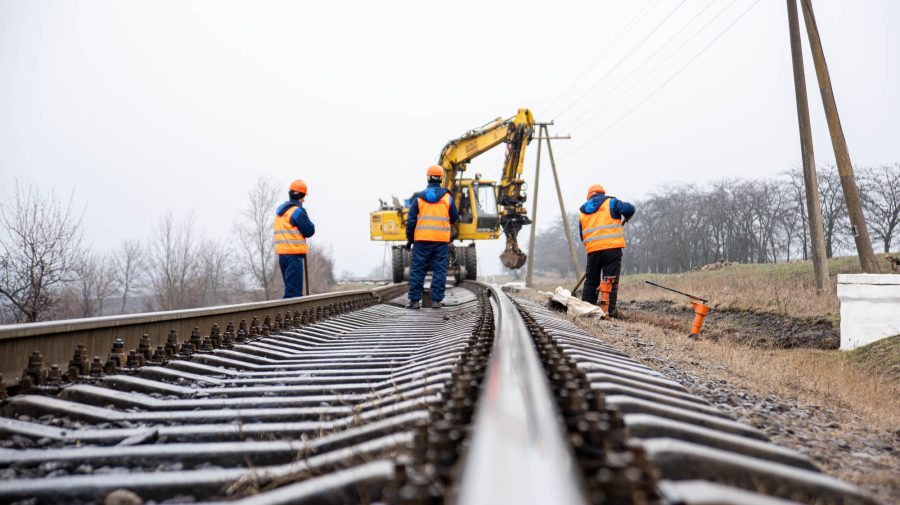 Trenurile vor circula cu 120 km/h pe 233 km de cale ferată, după ce va fi reabilitat segmentul. Lucrările sunt în toi
