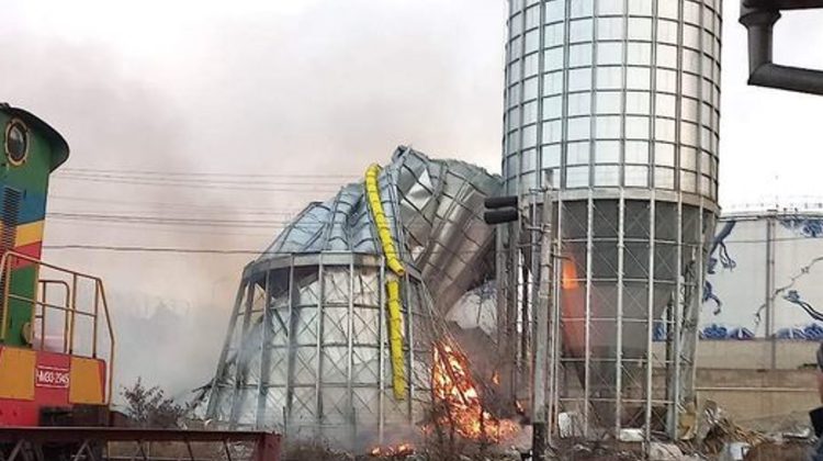 FOTO Panică în imperiul amiralului cerealelor! Un rezervor de șrot de floarea-soarelui, mistuit de flăcări