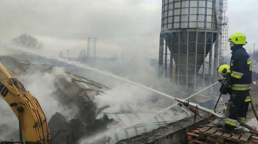 Rezervoarele cu șrot ale Regelui uleiului din Moldova au căzut ca muștele! Pompierii stau de pază la Giurgiulești