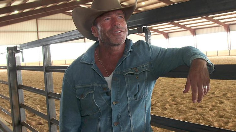 Cum a reuşit un actor falimentar care locuia într-un cort să construiască un imperiu media, datorită unei idei simp