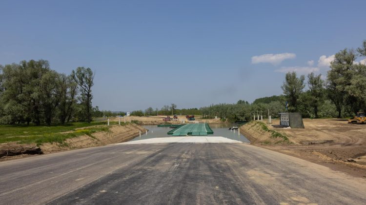 FOTO Podul de flori peste Prut devenit un pod de pontoane! Construcția de la Leova-Bumbăta, pe ultima sută de metri