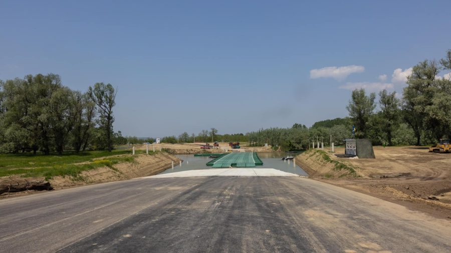 FOTO Podul de flori peste Prut devenit un pod de pontoane! Construcția de la Leova-Bumbăta, pe ultima sută de metri