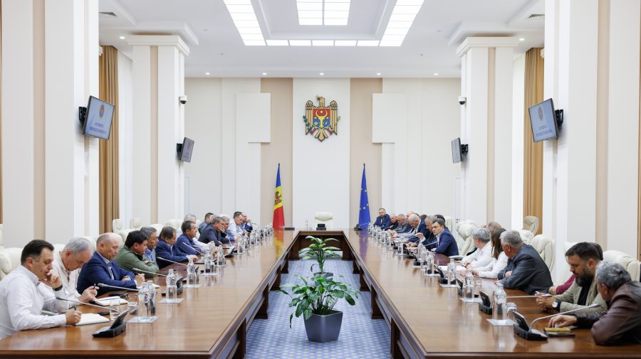 Fermierii, foc și pară că Guvernul a renunțat la interdicția cerealelor ucrainene! Recean vine cu soluții