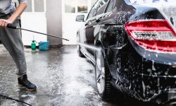 Povestea unei tinere de 24 de ani care reuşeşte să facă mii de dolari pe lună dintr-o spălătorie auto