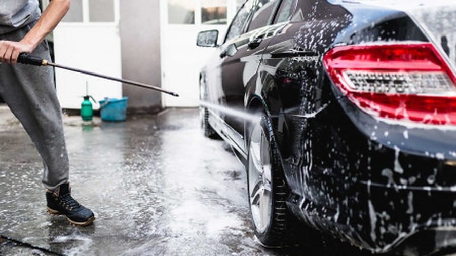 Povestea unei tinere de 24 de ani care reuşeşte să facă mii de dolari pe lună dintr-o spălătorie auto