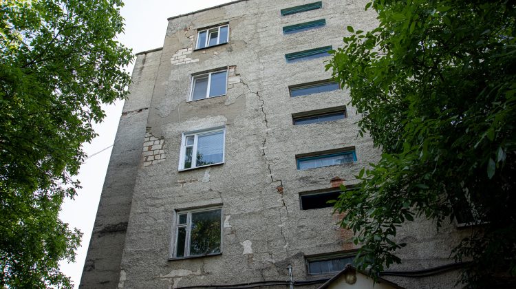 FOTO Imaginile apocalipsei! Un bloc de la Șoldănești riscă să se prăbușească