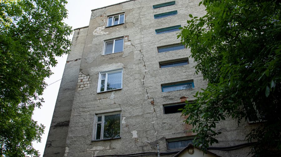FOTO Imaginile apocalipsei! Un bloc de la Șoldănești riscă să se prăbușească