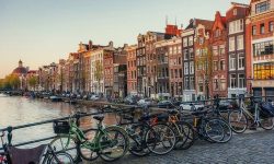 Taxe de turism, interdicții de autobuz și TikTok: Cum abordează orașele populare din Europa problema supraaglomerării