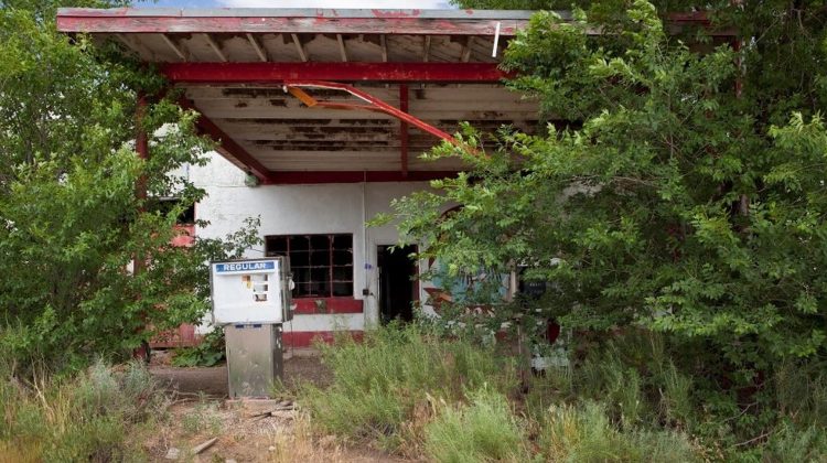 Cine îngroapă petroliștii mici și reduce numărul benzinăriilor