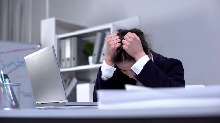 Cade securea concedierilor la un mare operator telecom din Europa. Peste 3.000 de oameni sunt daţi afară