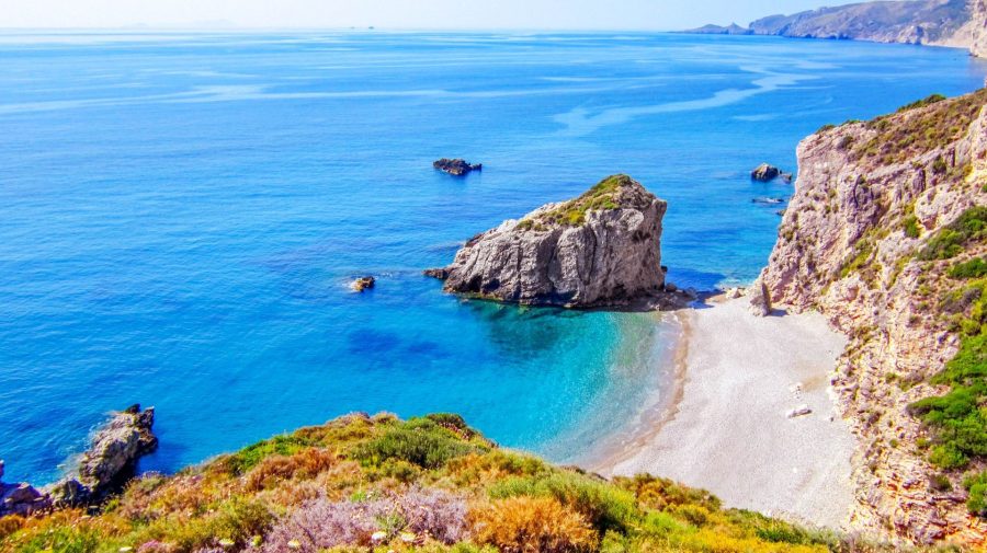 Insula din Grecia de care puțini moldoveni au auzit. Are plaje superbe, apă cristalină și prețuri relativ mici