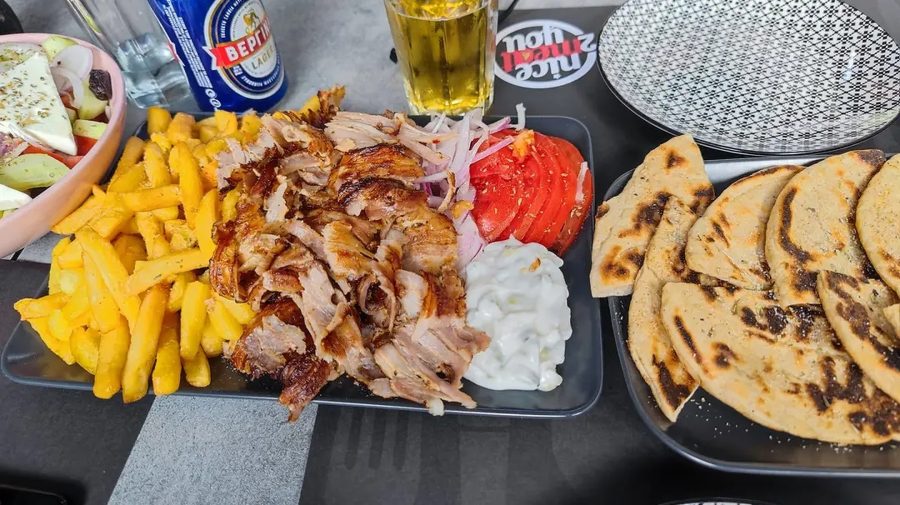 VACANȚĂ! Cât cheltuie trei adulți pentru un prânz în Grecia