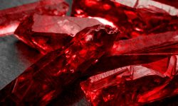 Un rubin gigant a fost vândut cu o sumă record, de ordinul milioanelor de dolari