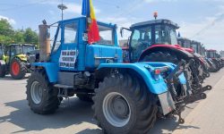 Agricultorii și-au adus monștrii la Guvern să-l sperie pe Recean. Premierul i-a trimis la plimbare: Nu avem bani
