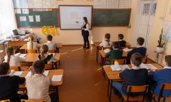 A treia tablă interactivă dăruită de A.S.I.C.S. a ajuns la un gimnaziu din Cărpineni