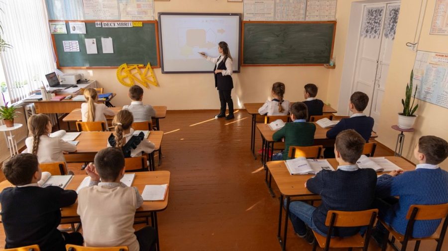 A treia tablă interactivă dăruită de A.S.I.C.S. a ajuns la un gimnaziu din Cărpineni