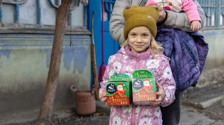 Cadouri de Crăciun, oferite de A.S.I.C.S. copiilor în schimbul desenelor