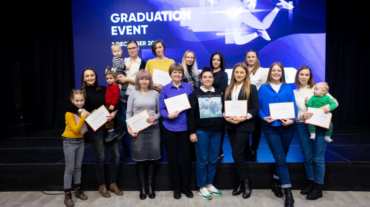 Absolventele programului Women in Online Work sunt pregătite pentru o nouă cale în lumea digitală