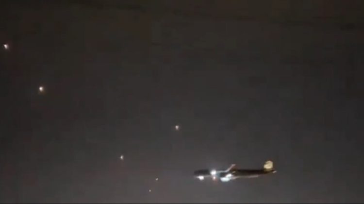 VIDEO Imagini virale cu un avion de pasageri care aterizează printr-o rafală de rachete pe un aeroport din Israel