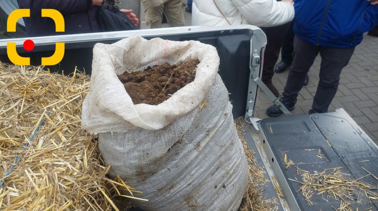 FOTO Surpriza cu care au venit fermierii nemulțumiți sub geamul lui Recean! Saci cu bălegar