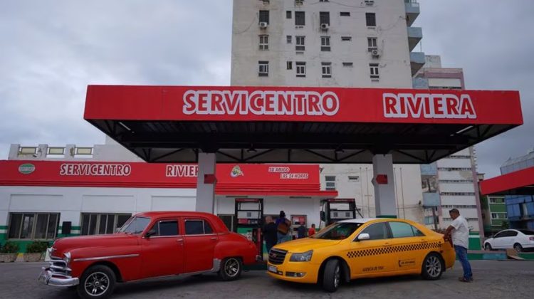 Benzina este mai ieftină decât apa în Cuba, pentru cei care au dolari
