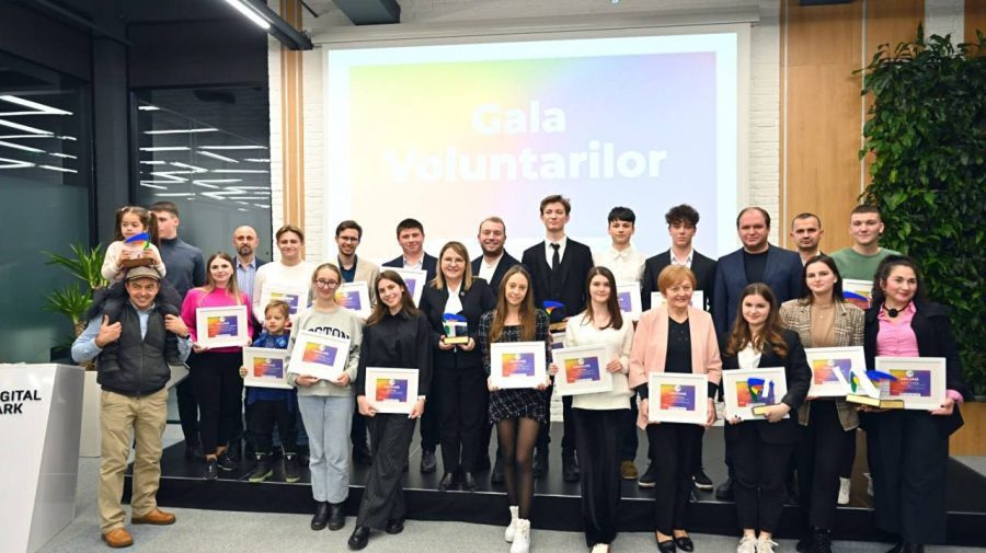 FOTO, VIDEO La Chișinău a avut loc Gala Voluntarilor. Au fost premiați cei mai activi și implicați tineri