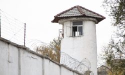 Principala închisoare a țării, suprapopulată! Deținuții stau claie peste grămadă