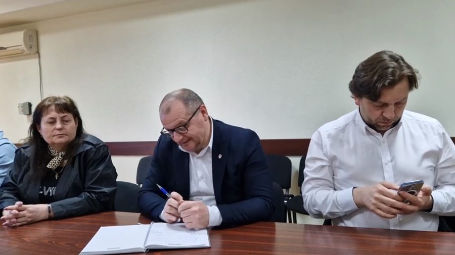 Incompetență sau nepăsare! Ministrul Alaiba rezolvă problema unui agricultor scrolând în telefon: Mi-am notat