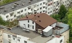 VIDEO O nouă tendință urbană: Casele de la țară „cresc” pe acoperișurile blocurilor din Chișinău