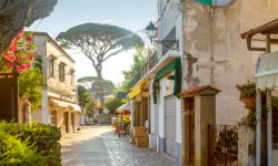 Insulă din Italia „invadată” de turiști. Cum arată locul vizitat zilnic de 16.000 de persoane