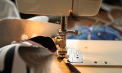 Elevii din Federația Rusă vor fi învățați să-și coase haine după plecarea brandurilor străine