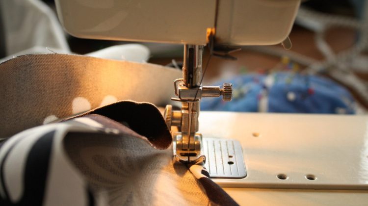 Elevii din Federația Rusă vor fi învățați să-și coase haine după plecarea brandurilor străine
