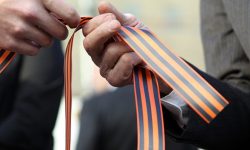 VIDEO Originea provocatoarei panglici bicolore. Ce spun istoricii